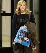 chloemoretzfancom08.jpg