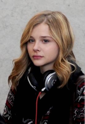 chloemoretzfancom042.jpg