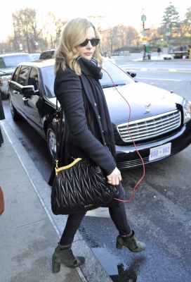 chloemoretzfancom007.jpg