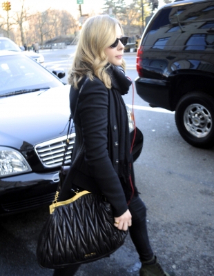 chloemoretzfancom009.jpg