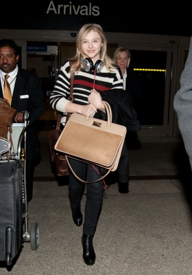 chloemoretzfancom02.jpg
