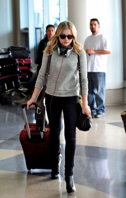 chloemoretzfancom07.jpg