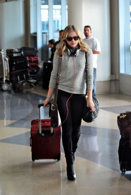 chloemoretzfancom08.jpg