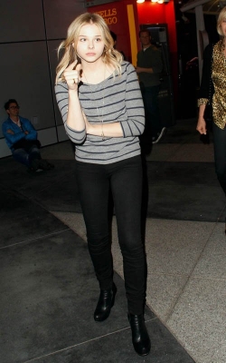 chloemoretzfancom09.jpg