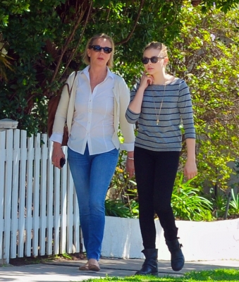 Click to view full size image
==============
chloemoretzfancom06.jpg chloemoretzfancom06.jpg