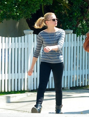chloemoretzfancom08.jpg