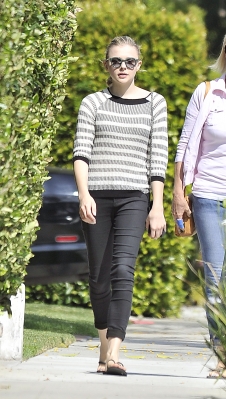 chloemoretzfancom0014.jpg