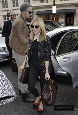 chloemoretzfancom09.jpg