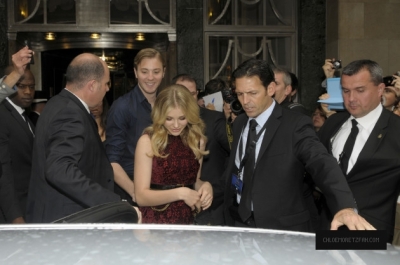 chloemoretzfancom01.jpg