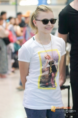 chloemoretzfancom08.JPG