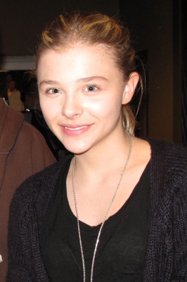 chloemoretzfancom13.jpg