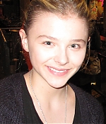 chloemoretzfancom11.jpg