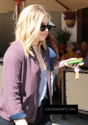 1459817171544_Chlo_Moretz_at__II__Pastaio_restaurant_039.jpg