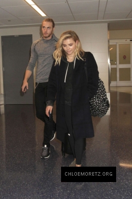 Chloe-Moretz-at-Los-Angeles-International-Airport--06-662x993.jpg