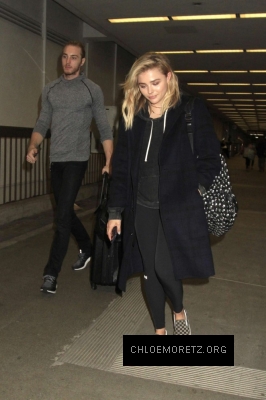 Chloe-Moretz-at-Los-Angeles-International-Airport--07-662x993.jpg