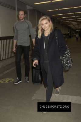 Chloe-Moretz-at-Los-Angeles-International-Airport--08-662x993.jpg