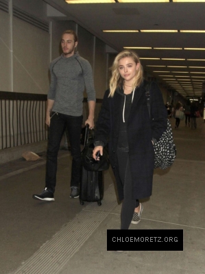 Chloe-Moretz-at-Los-Angeles-International-Airport--13-662x883.jpg