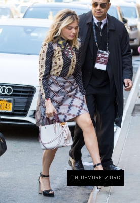 Chloe-Moretz-in-Mini-Skirt--06-662x959.jpg