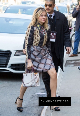 Chloe-Moretz-in-Mini-Skirt--07-662x959.jpg