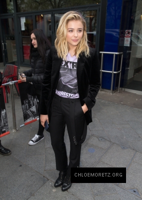 1461595606965_chloe_moretz_arriving_at_Capital_radio_1.jpg