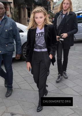 1461595742990_chloe_moretz_arriving_at_Capital_radio_10.jpg