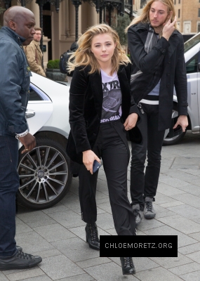 1461595758363_chloe_moretz_arriving_at_Capital_radio_11.jpg