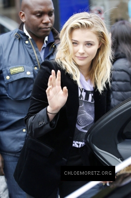 1461603371336_chloe_moretz_arriving_at_Capital_radio_26.jpg