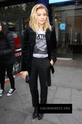 1461603587256_chloe_moretz_arriving_at_Capital_radio_42.jpg