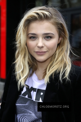 1461604093101_chloe_moretz_arriving_at_Capital_radio_76.jpg