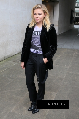 1461622169712_chloe_moretz_London_radio_interview_arrivals_89.jpg