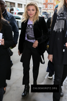 1461622382155_chloe_moretz_London_radio_interview_arrivals_106.jpg