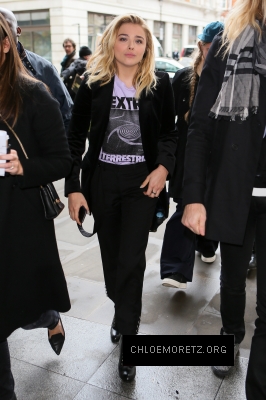 1461622395466_chloe_moretz_London_radio_interview_arrivals_107.jpg