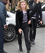 1461595758363_chloe_moretz_arriving_at_Capital_radio_11.jpg