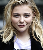 1461603219773_chloe_moretz_arriving_at_Capital_radio_12.jpg