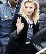 1461603371336_chloe_moretz_arriving_at_Capital_radio_26.jpg