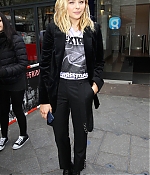 1461603587256_chloe_moretz_arriving_at_Capital_radio_42.jpg