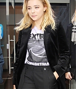 1461603871004_chloe_moretz_arriving_at_Capital_radio_59.jpg