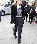 1461603968416_chloe_moretz_arriving_at_Capital_radio_66.jpg