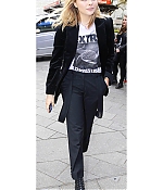 1461603998200_chloe_moretz_arriving_at_Capital_radio_68.jpg