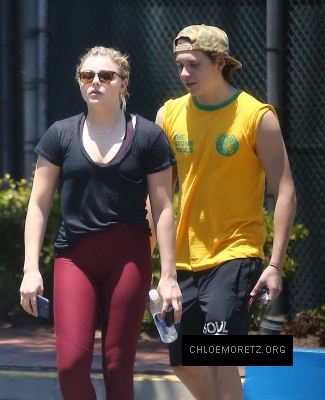 Chloe_Grace_Moretz_and_Brooklyn_Beckham_are_spotted_out_in_Los_Angeles_24.jpg