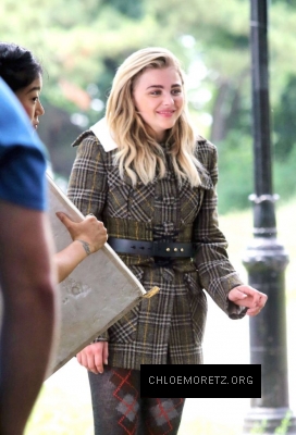 Chloe-Moretz--Photoshoot-in-New-York-City--20-662x970.jpg