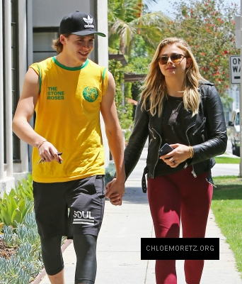 Chloe_Grace_Moretz_spotted_holding_hands_while_out_in_Beverly_Hills_-_June_30-2016_059.jpg