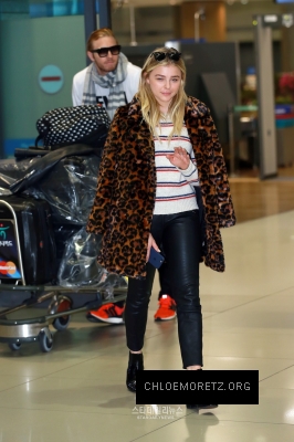 1457024348237_chloe_moretz_arriving_at_incheon_airport_south_korea_tagged_3.jpg