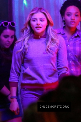 Chloe-Moretz--Filming-a-party-scene-on-set-of-Neighbors-2--28-662x993.jpg