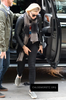 1459321060530_chloe_moretz_out_and_about_in_downtown_manhattan_9.jpg
