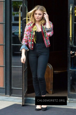 Chloe-Moretz-in-Black-Jeans-Leaving-her-hotel--05-662x995.jpg