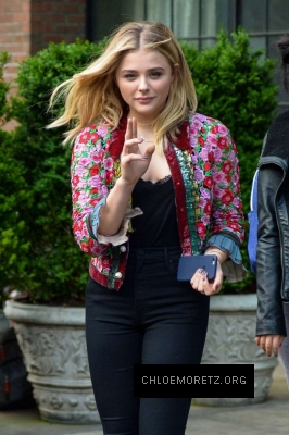 Chloe-Moretz-in-Black-Jeans-Leaving-her-hotel--11-662x995.jpg