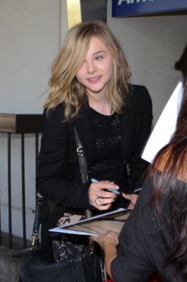 chloemoretzfancom023.jpg