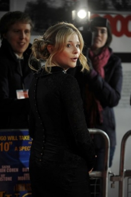 chloemoretzfancom003.jpg