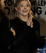chloemoretzfancom004.jpg